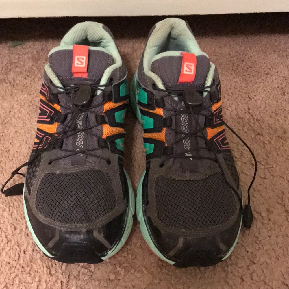 Tennis shoes
